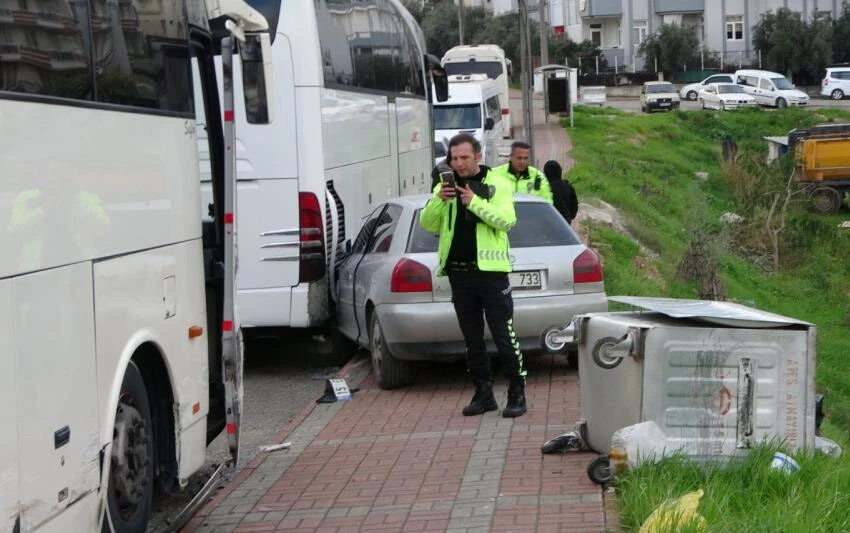 Antalya'da feci kaza! Önüne gelen otobüslere çarptı...