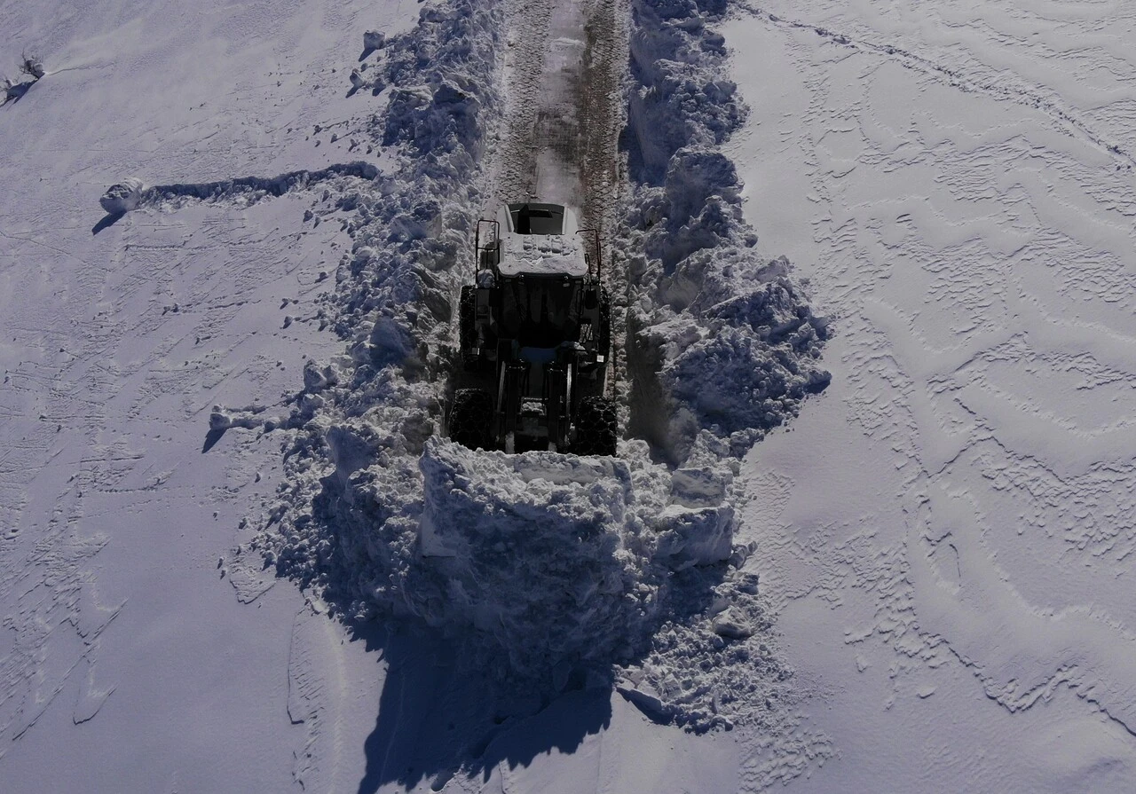 İş makinaları oyuncak gibi kaldı! Kar kalınlığı tam 4 metreye ulaştı