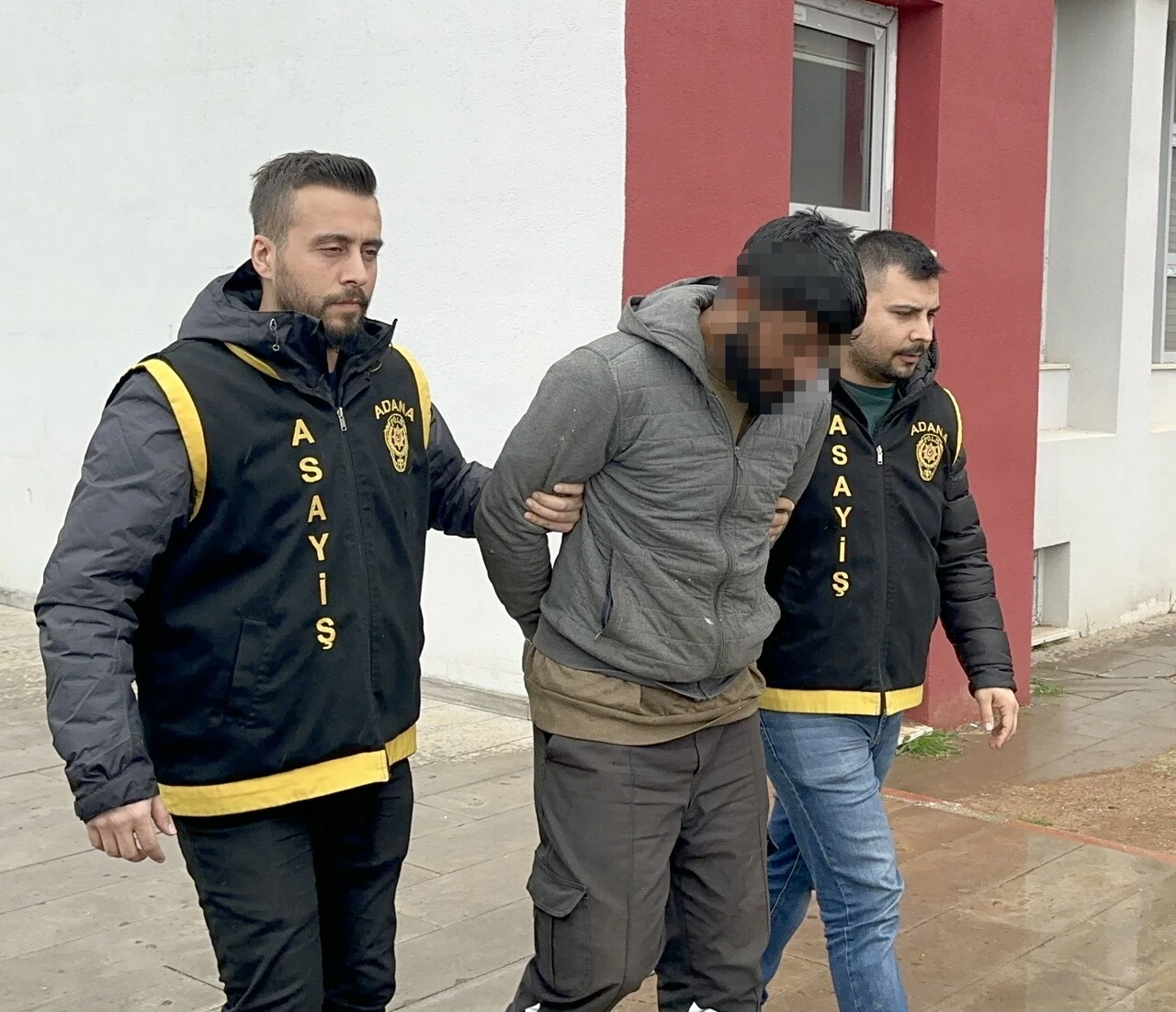 Pişkin hırsız akülü sandalyeyi  hem çaldı hem de gezdi!