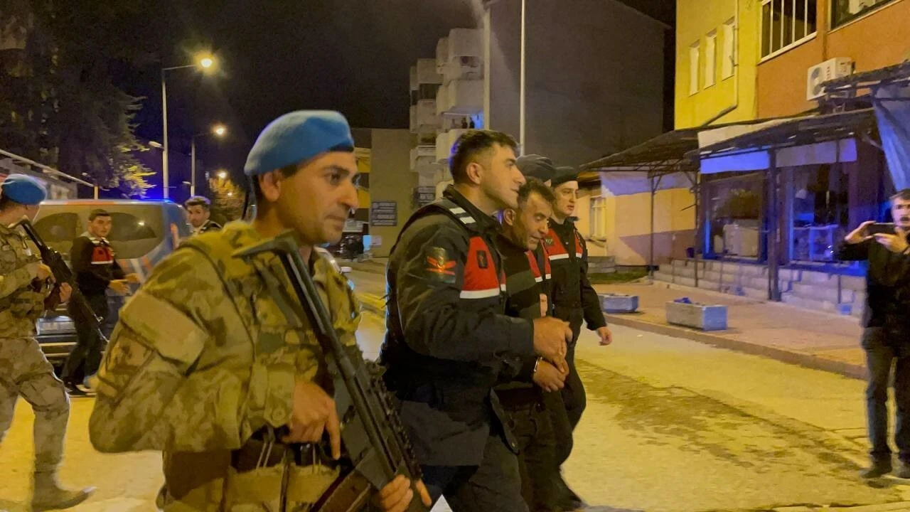 Eşinin sevgilisini defalarca bıçaklayarak öldürdü! Suçu çocuklara attı