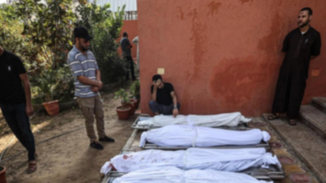 Gazze'de bir okulda elleri ve gözleri bağlı 30 ceset bulundu
