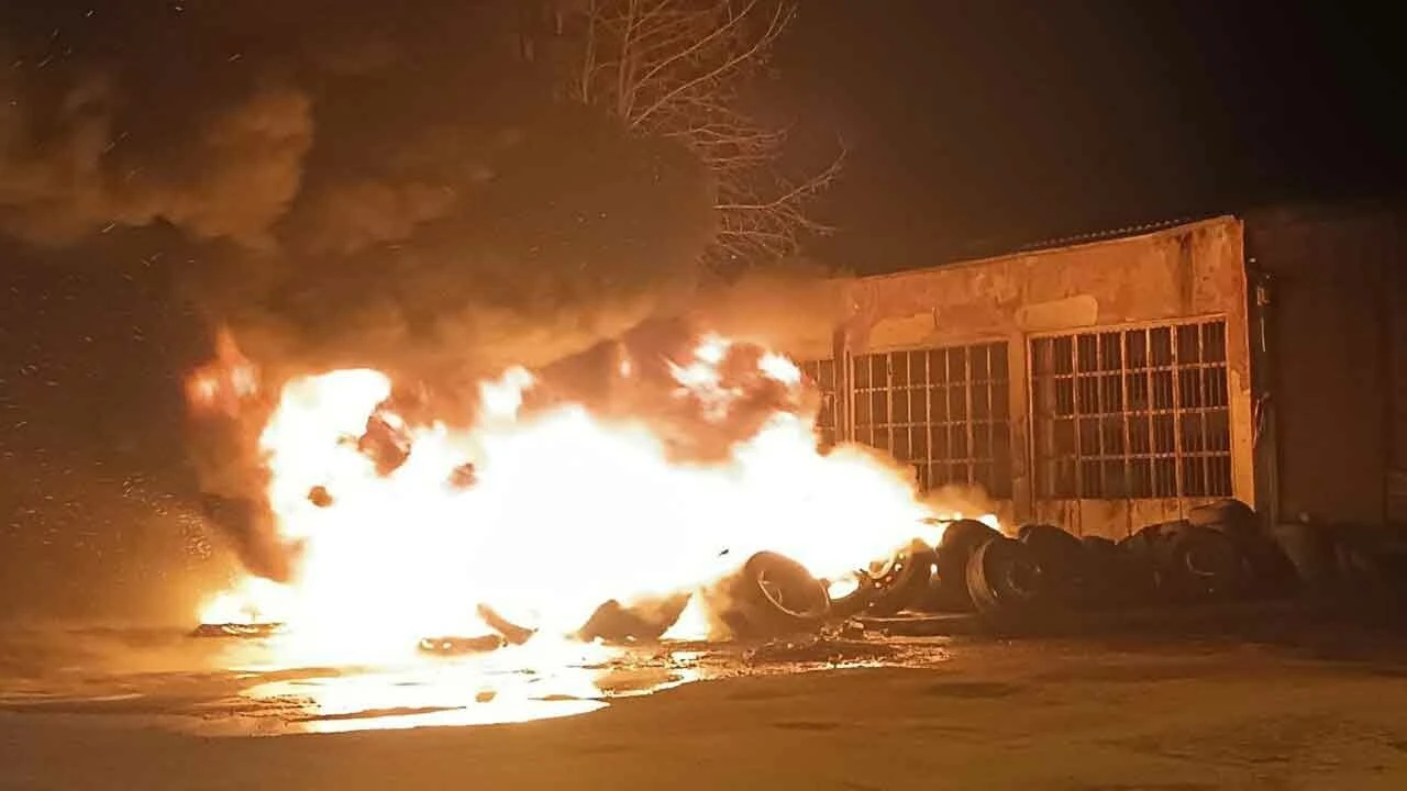 Sanayi sitesinde yangın: Lastik dükkanı alev alev yandı