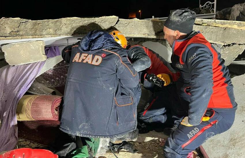 Şanlıurfa'da facia! 2 katlı ev çöktü: Ölü ve yaralılar var