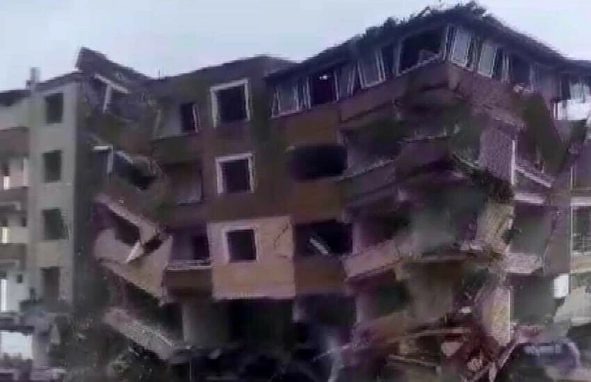 6 katlı binanın yıkılma anı saniye saniye kamerada - 1. Resim