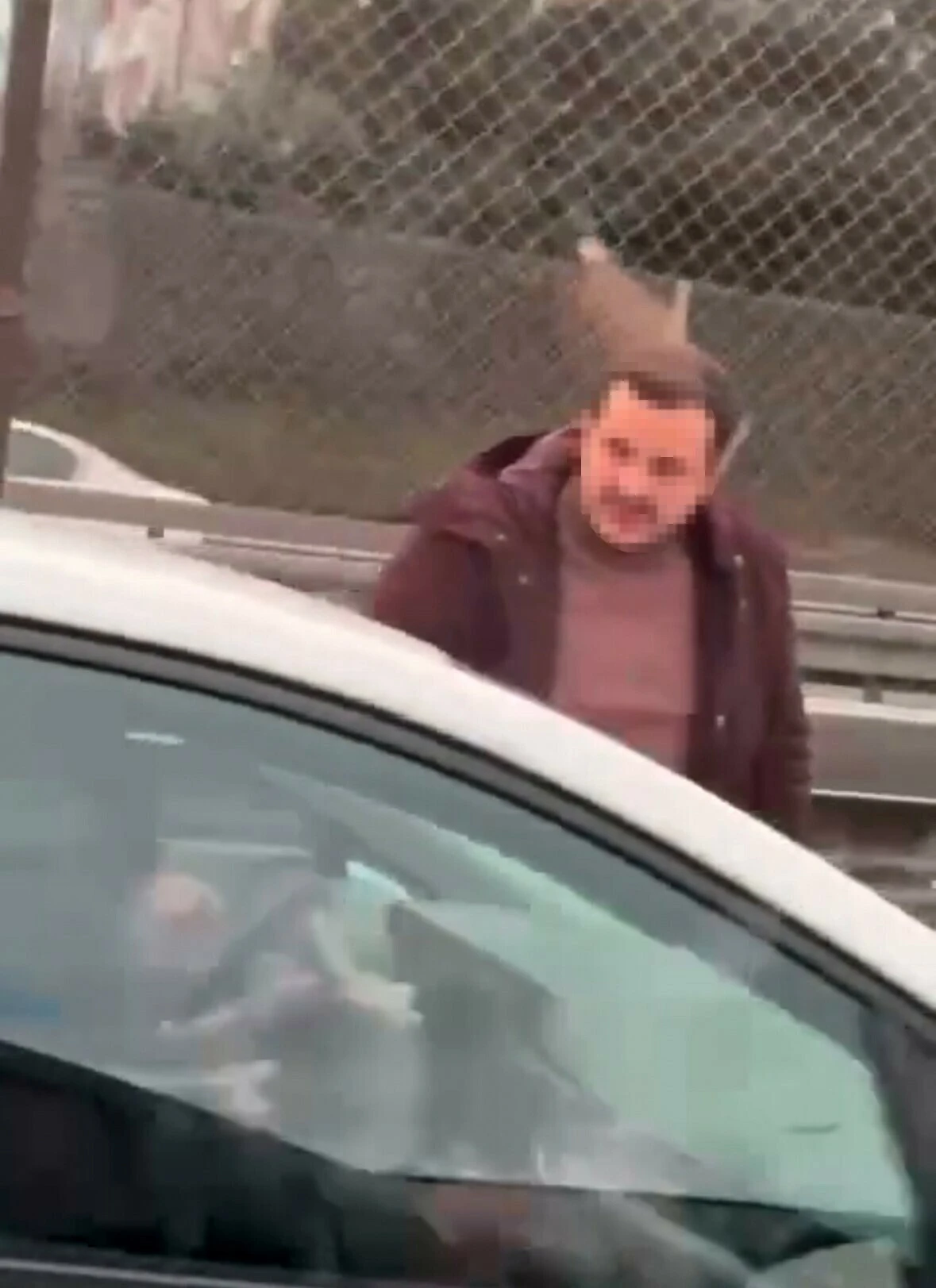 E-5'te kovaladığı kişinin önünü kesti! Trafiği karıştırdılar - 1. Resim