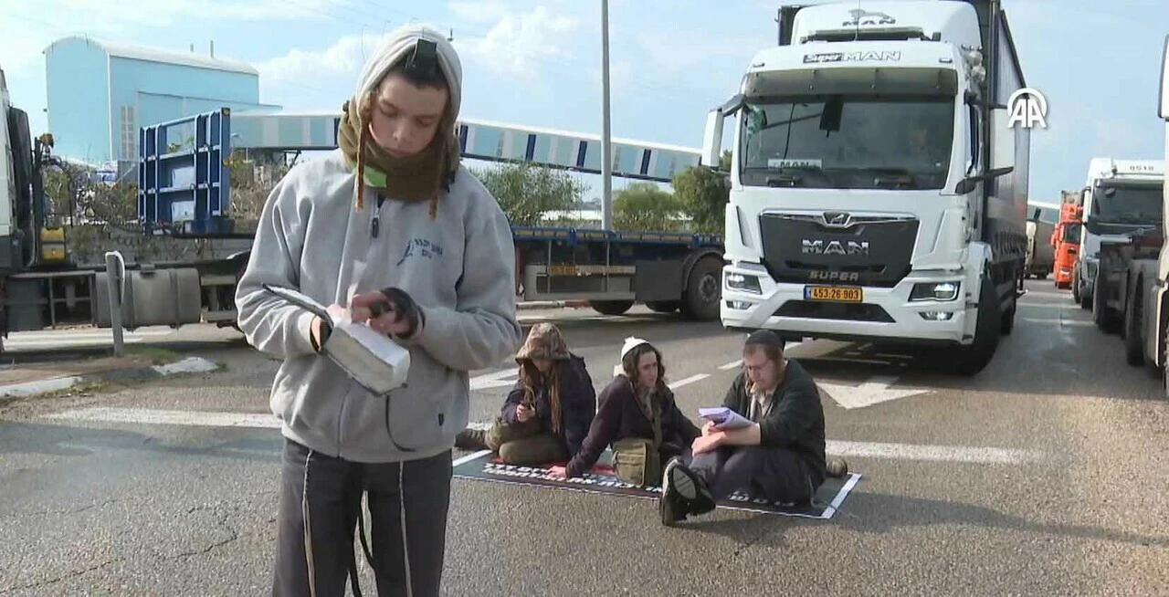 Fanatik Yahudiler, Gazzeliler aç kalsın diye tırların önüne yattı!