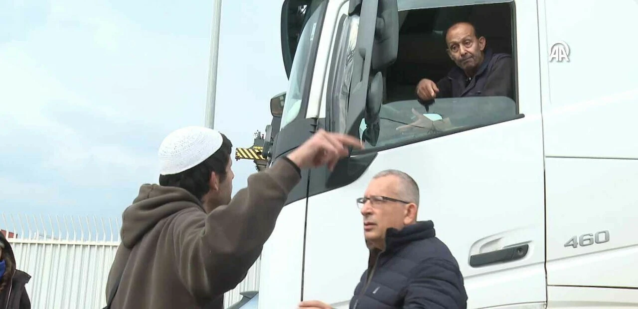 Fanatik Yahudiler, Gazzeliler aç kalsın diye tırların önüne yattı!