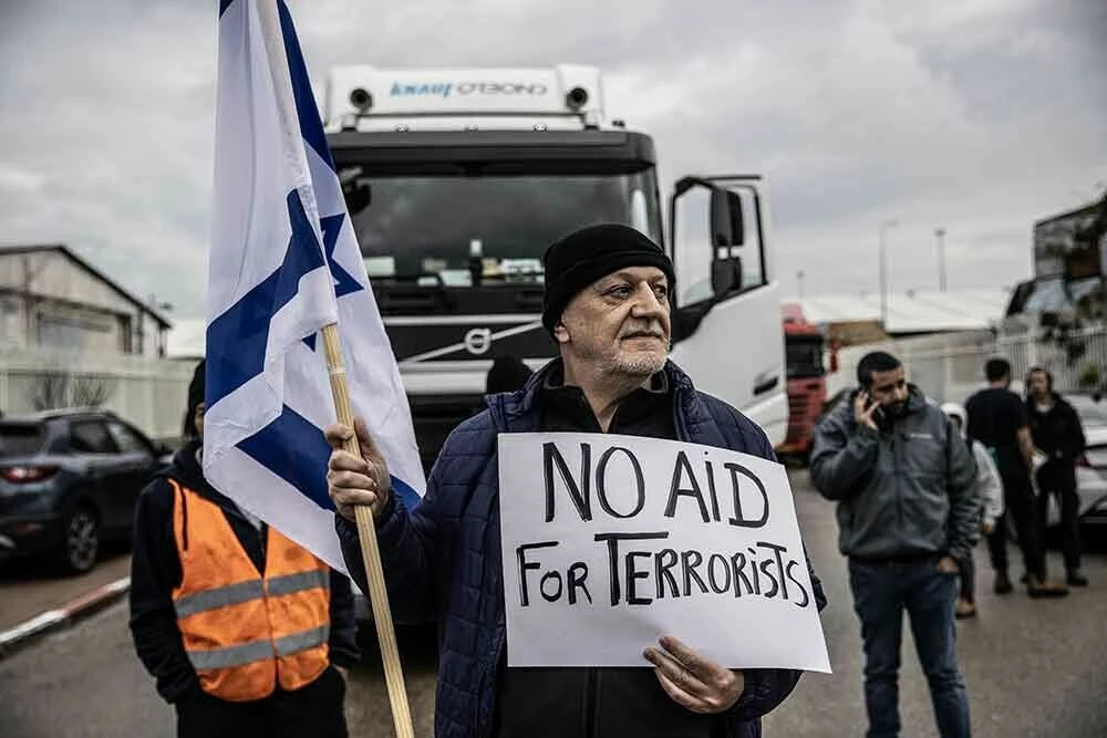Fanatik Yahudiler, Gazzeliler aç kalsın diye tırların önüne yattı!