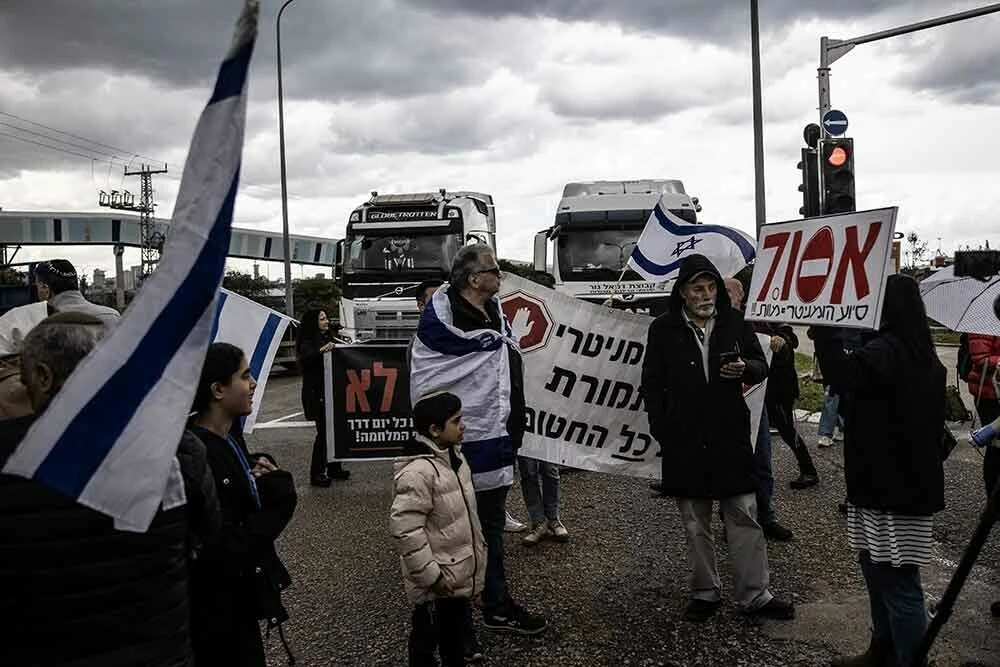 Fanatik Yahudiler, Gazzeliler aç kalsın diye tırların önüne yattı!