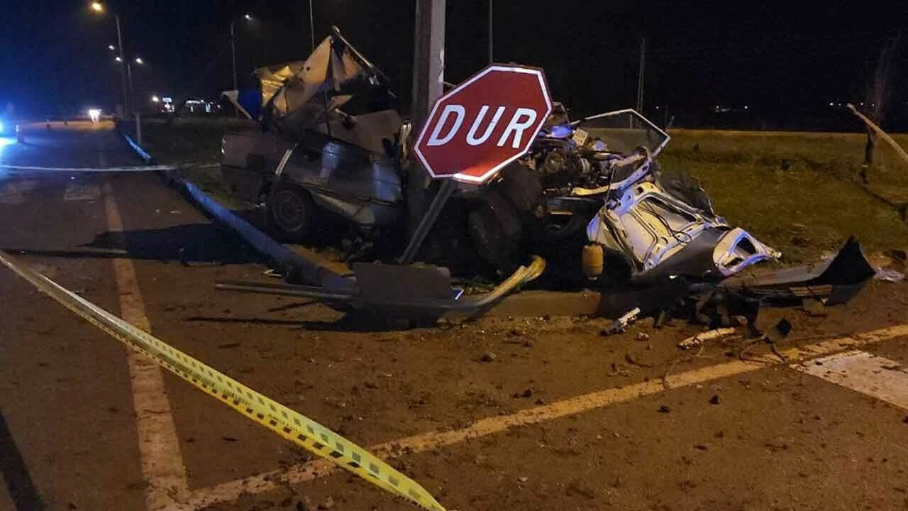 Hurdaya dönen otomobil, sürücüsüne mezar oldu