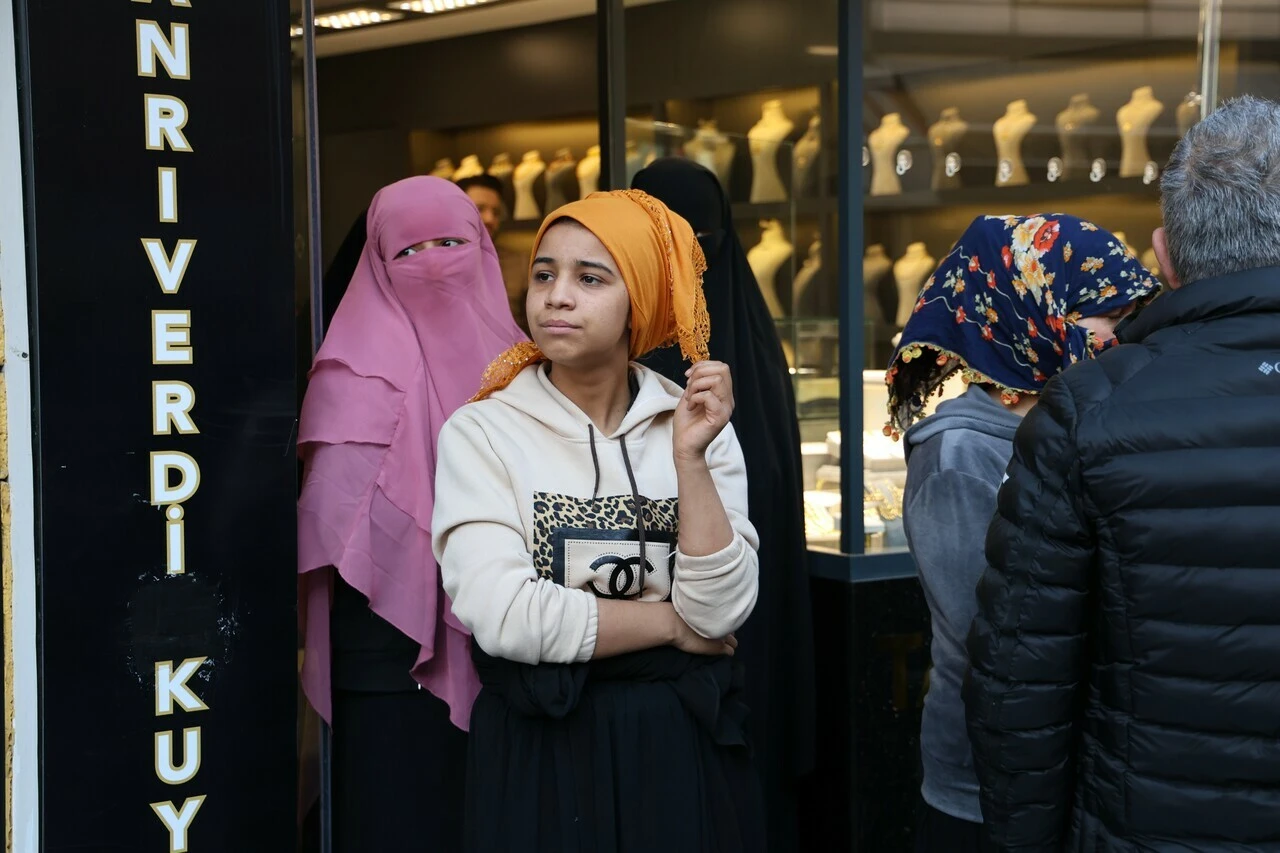 Kuyumcuda Conolar hırsızlık yapamayınca tuvaletini yaptı