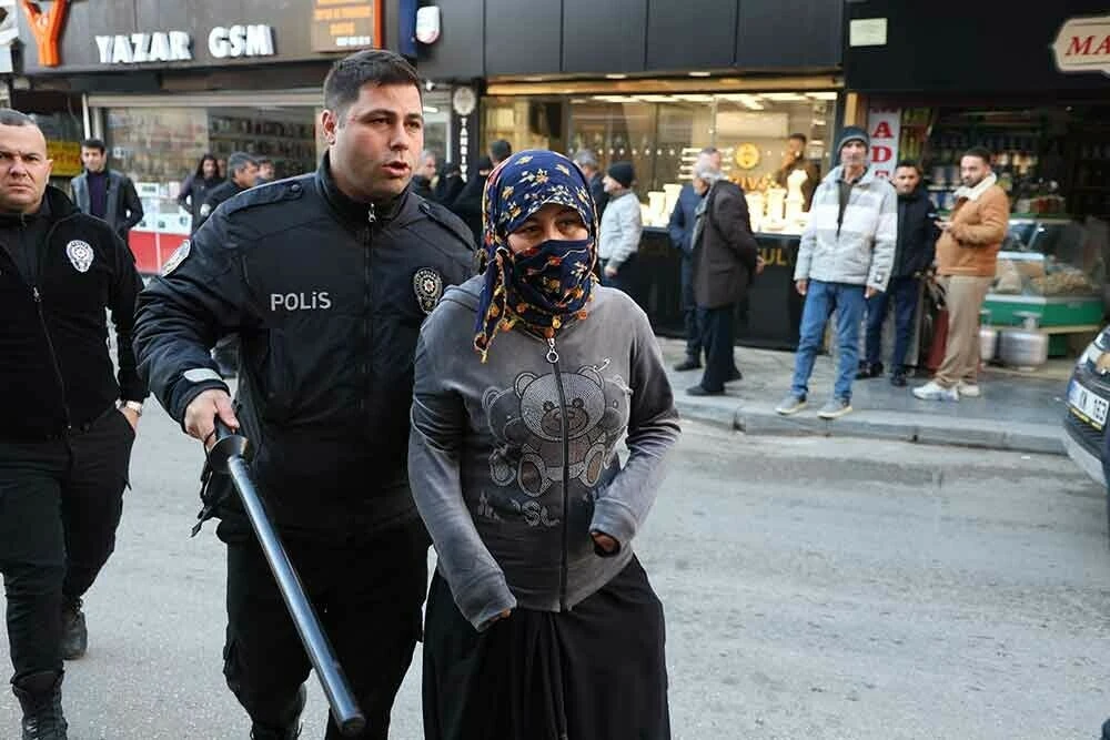 Kuyumcuda Conolar hırsızlık yapamayınca tuvaletini yaptı