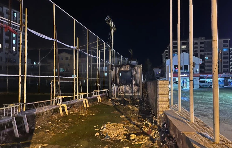 Akaryakıt istasyonu yakınında yangın paniği 