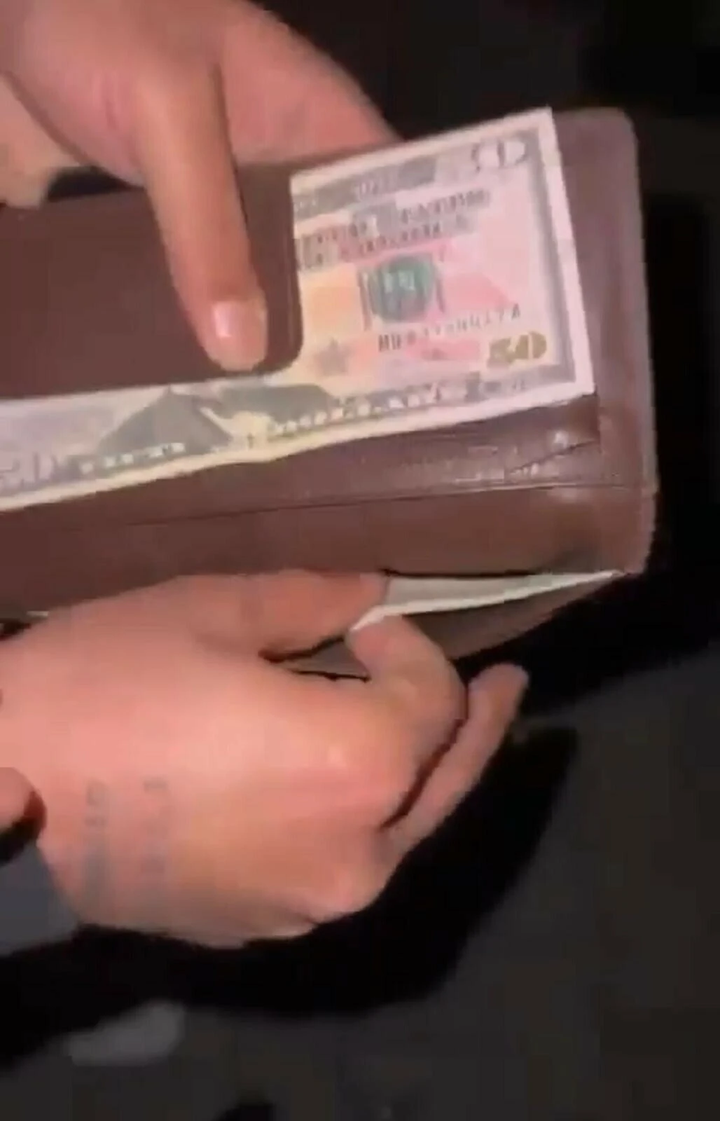 Taksiciye sahte 100 dolar verirken yakalandı - 1. Resim