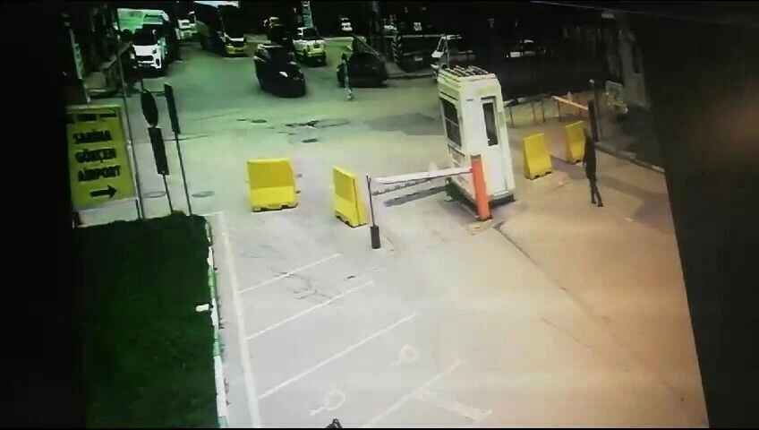 Bakmadan dönüş yapan SUV araç genç kızlara çarptı