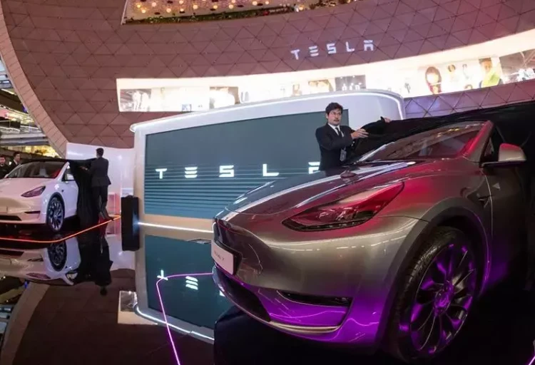Elektrikli otomobil devi Tesla'dan radikal karar