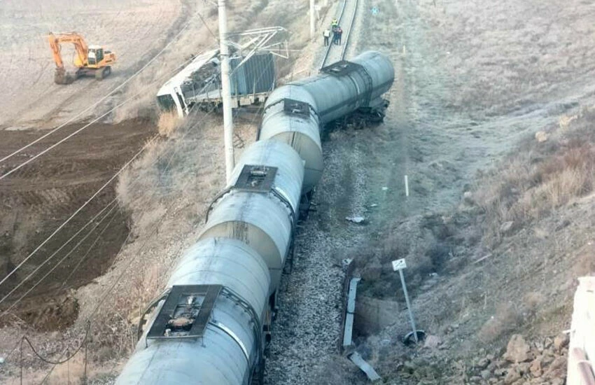 Kırıkkale'de yük treni raydan çıktı! Raylara yıkılan istinat duvarına çarptı - 2. Resim