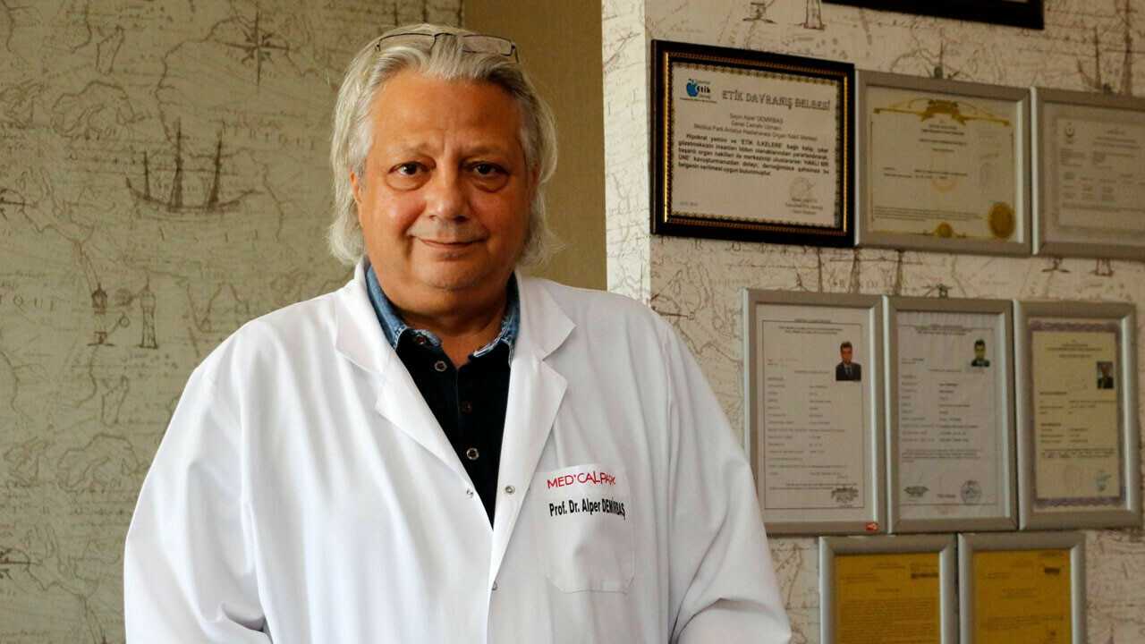 Organ nakli ameliyatlarının efsane doktoru Alper Demirbaş hayatını kaybetti