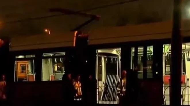 İstanbul'da iki tramvay kafa kafaya çarpıştı