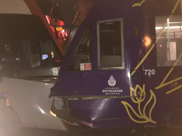 İstanbul'da iki tramvay kafa kafaya çarpıştı