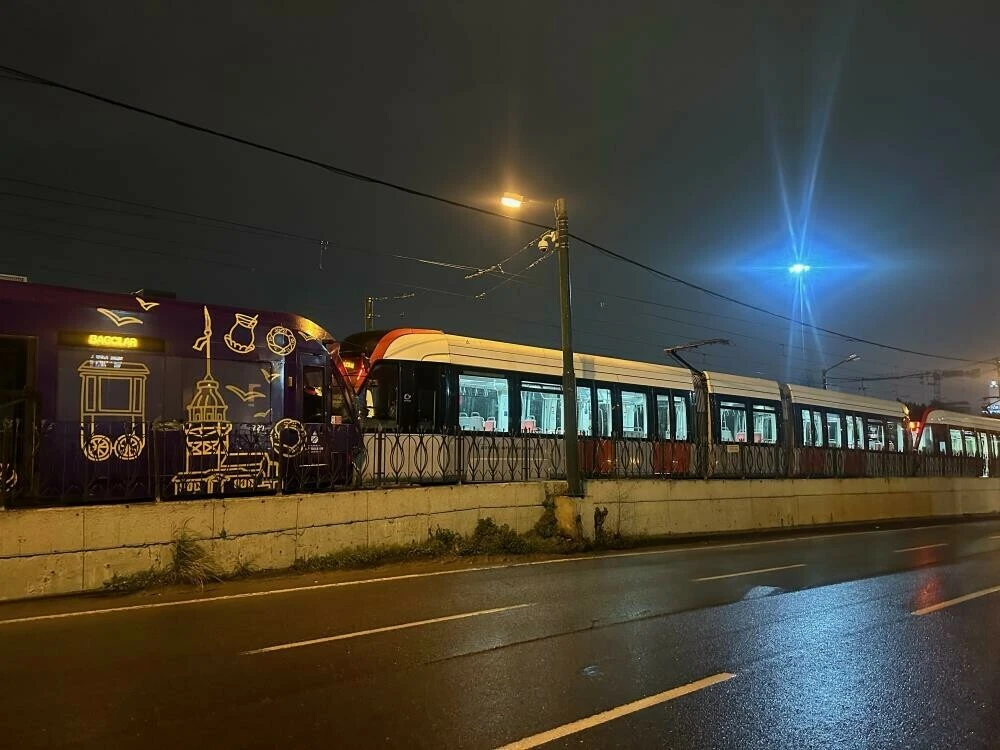 İstanbul'da iki tramvay kafa kafaya çarpıştı