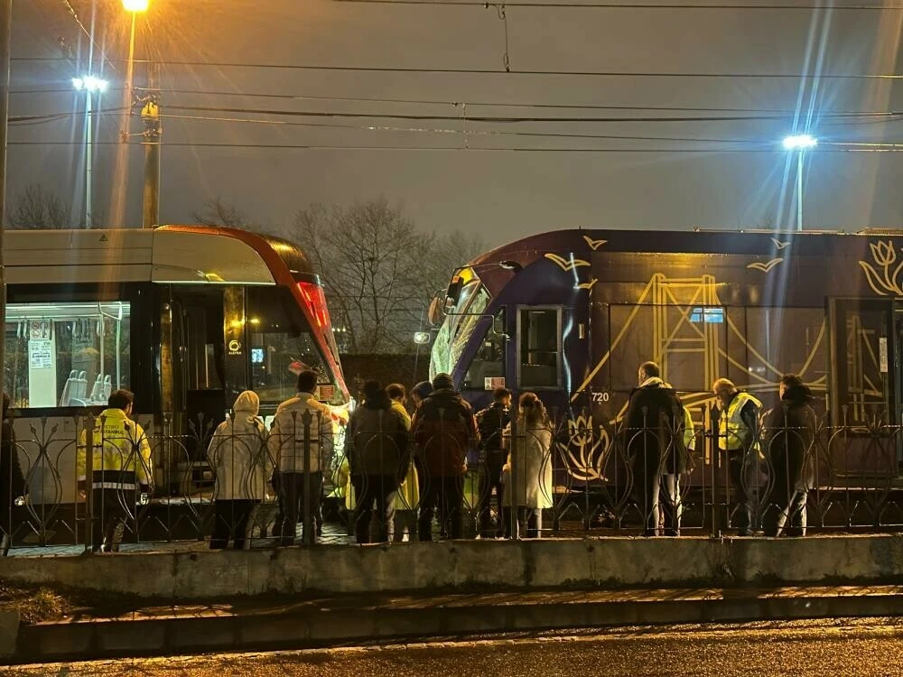 İstanbul'da iki tramvay kafa kafaya çarpıştı