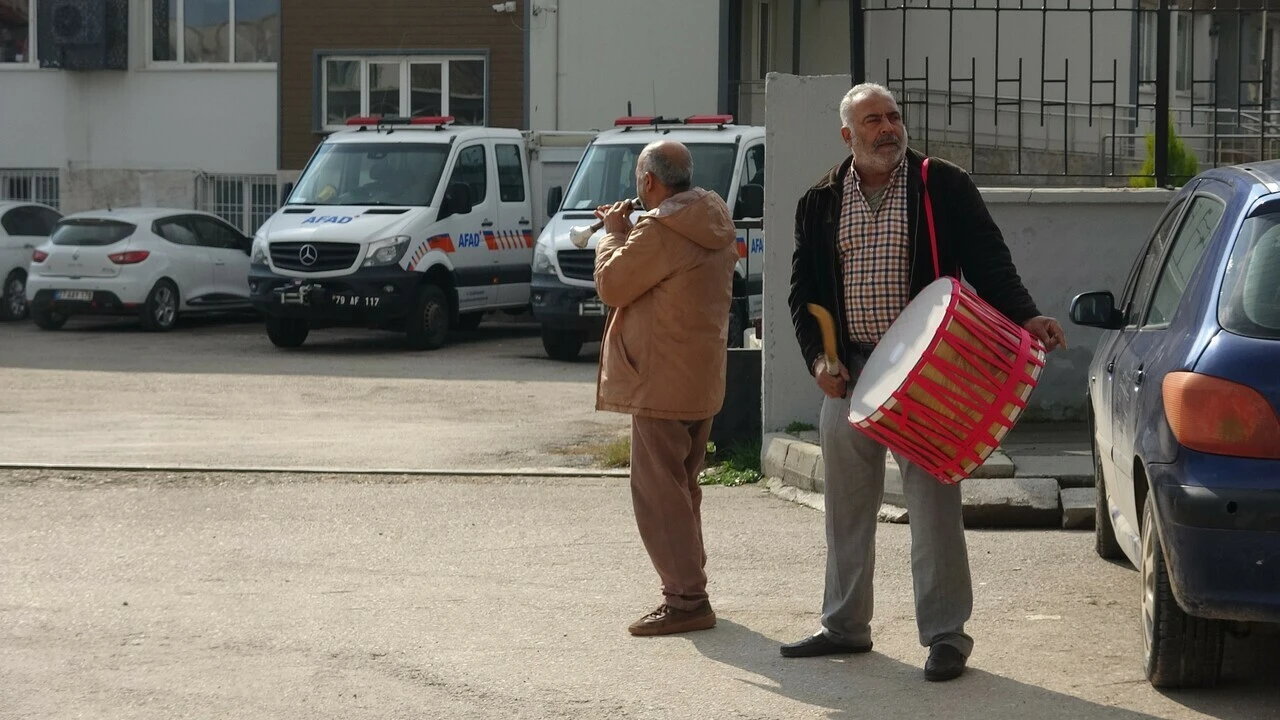 Tayini çıkan müdürün arkasından davul zurna çaldırdılar - 1. Resim