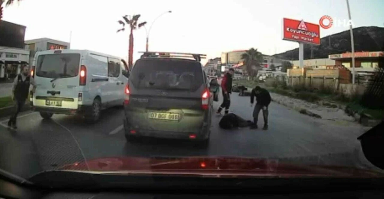 Telefonla konuşurken araçların arasından geçiyordu motosiklet çarptı - 1. Resim