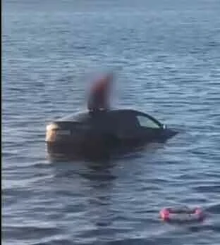 Tesla araçla denize düşenleri kurtarma görüntüleri şaşkına çevirdi