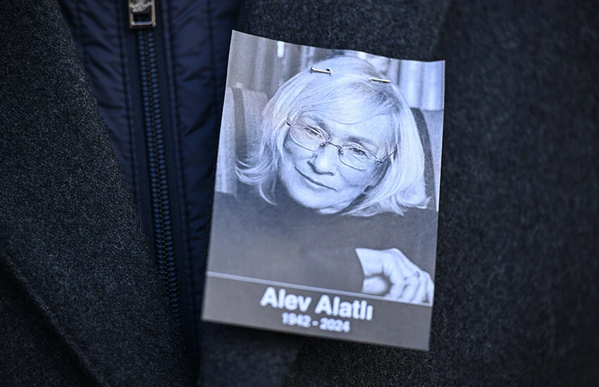 Alev Alatlı'ya veda: Cumhurbaşkanı Erdoğan cenaze törenine katıldı - 3. Resim