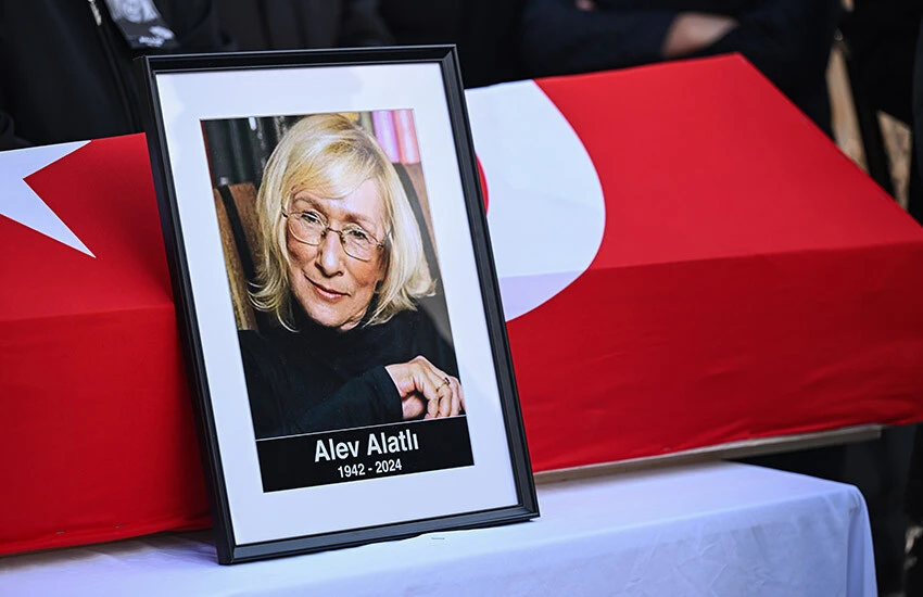 Alev Alatlı'ya veda: Cumhurbaşkanı Erdoğan cenaze törenine katıldı - 2. Resim