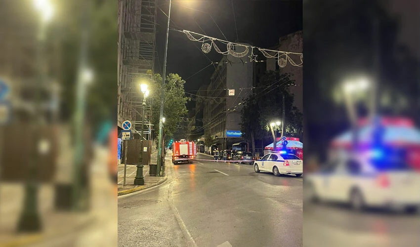 Atina'da Bakanlık önünde bomba patladı - 1. Resim