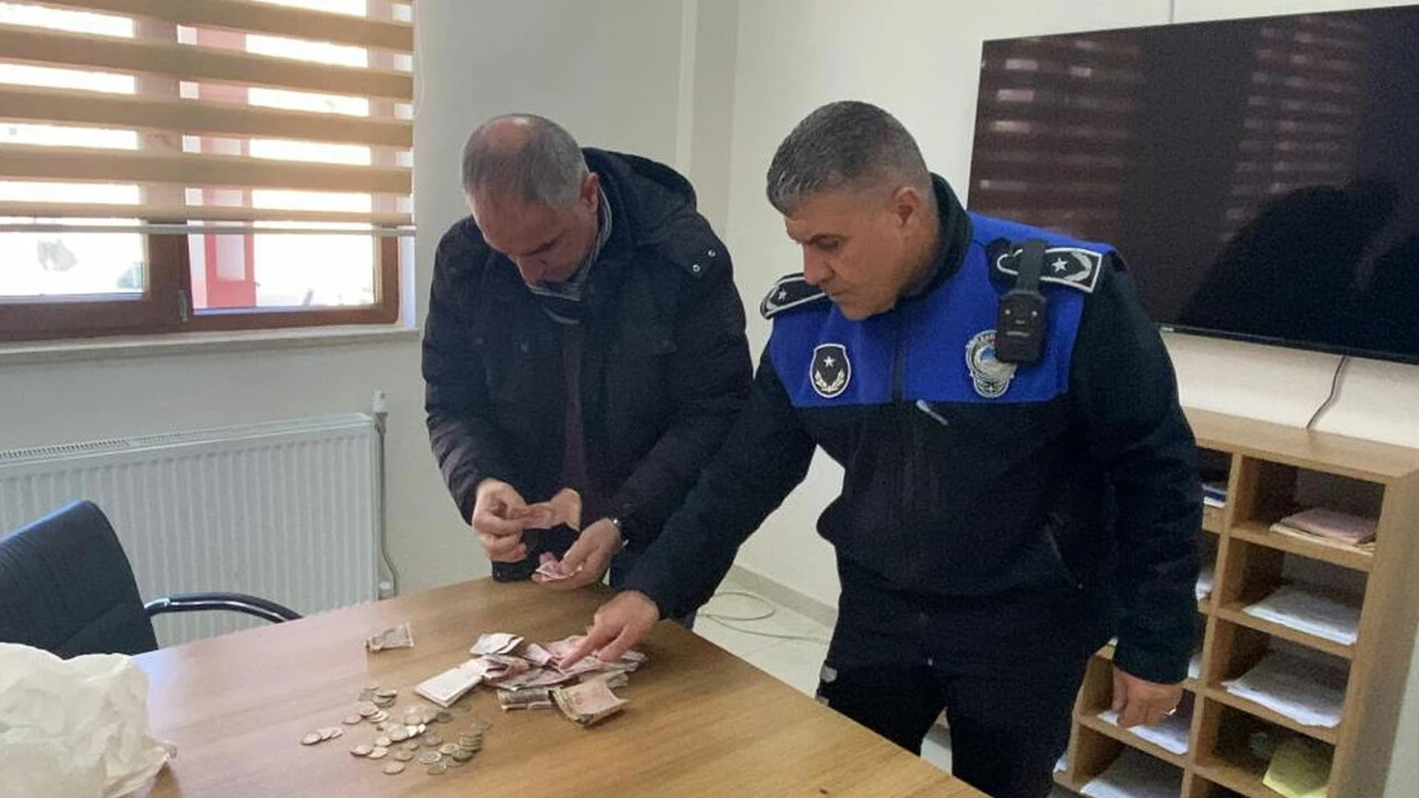 Dilencinin cuma namazı çıkışı topladığı para dudak uçuklattı!