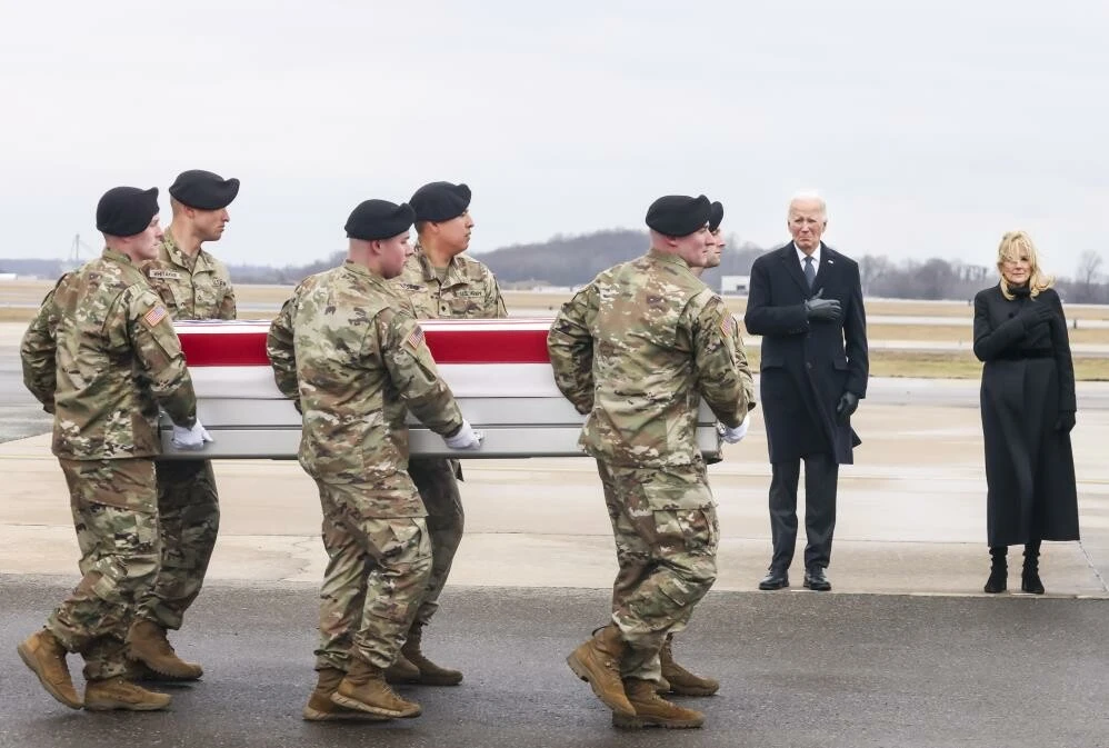 Joe Biden Ürdün'de ölen 3 ABD askerinin törenine katıldı