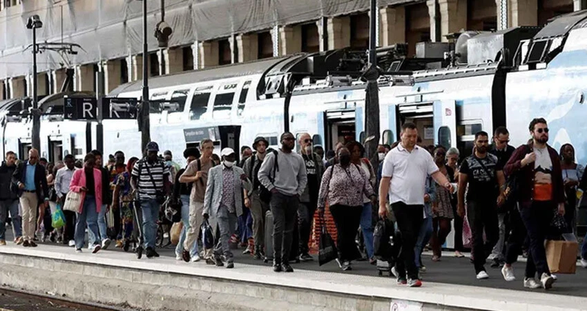 Son dakika! Paris'te bıçaklı saldırı