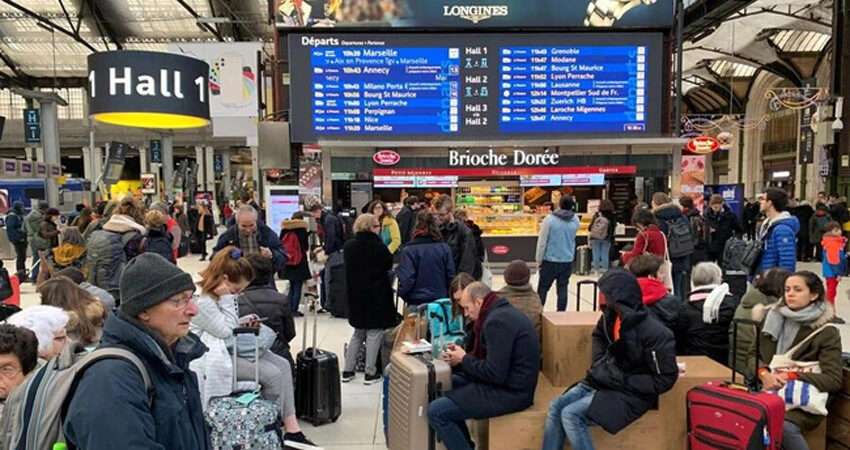 Son dakika! Paris'te bıçaklı saldırı