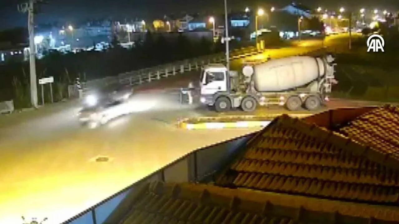 Beton mikseri yol verdi sandı, şoför görmeyince feci kaza meydana geldi