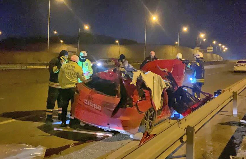 Çekici arızası ölüm getirdi! Otomobil önce tıra, ardından bariyerlere çarptı - 1. Resim