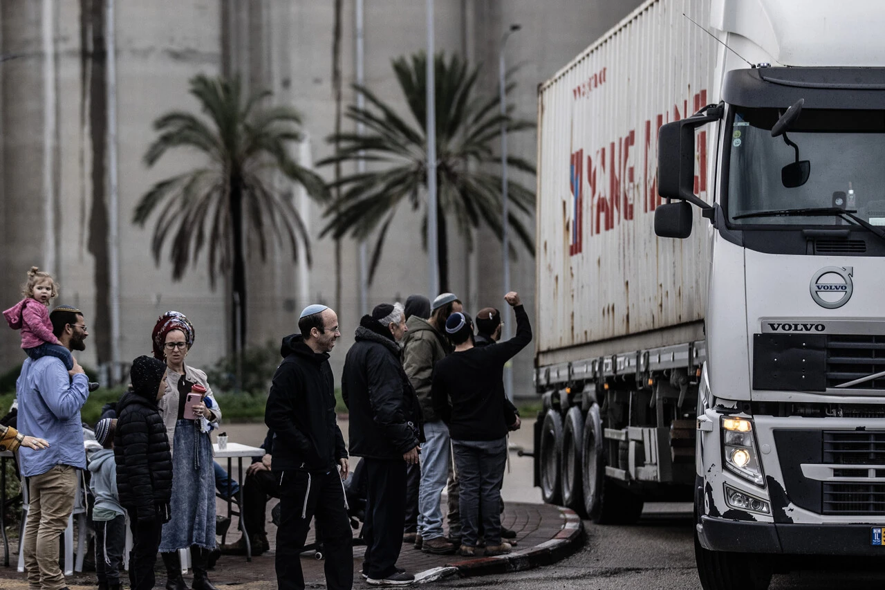 Fanatik Yahudiler insani yardımı durdurup kendilerini Tevrat'la savundu