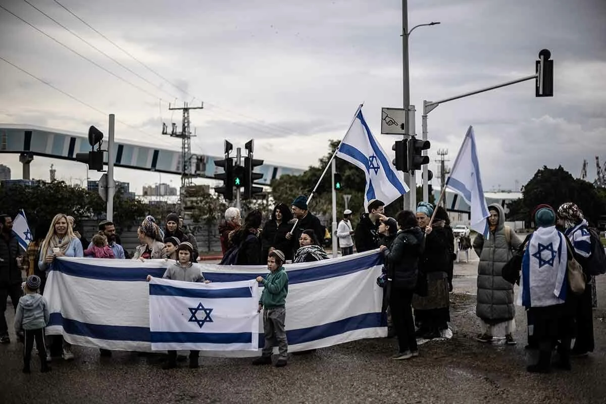 Fanatik Yahudiler insani yardımı durdurup kendilerini Tevrat'la savundu