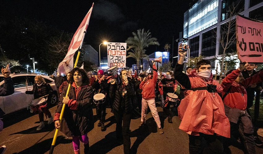 İsrail'de sular durulmuyor! Polis, protestoculara müdahale etti - 1. Resim