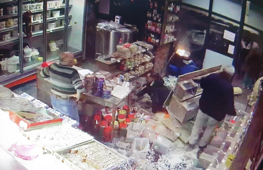 Kalp krizi geçirdi, 1'i çocuk 4 kişiye ezip dükkana girdi! Korkunç kaza kamerada