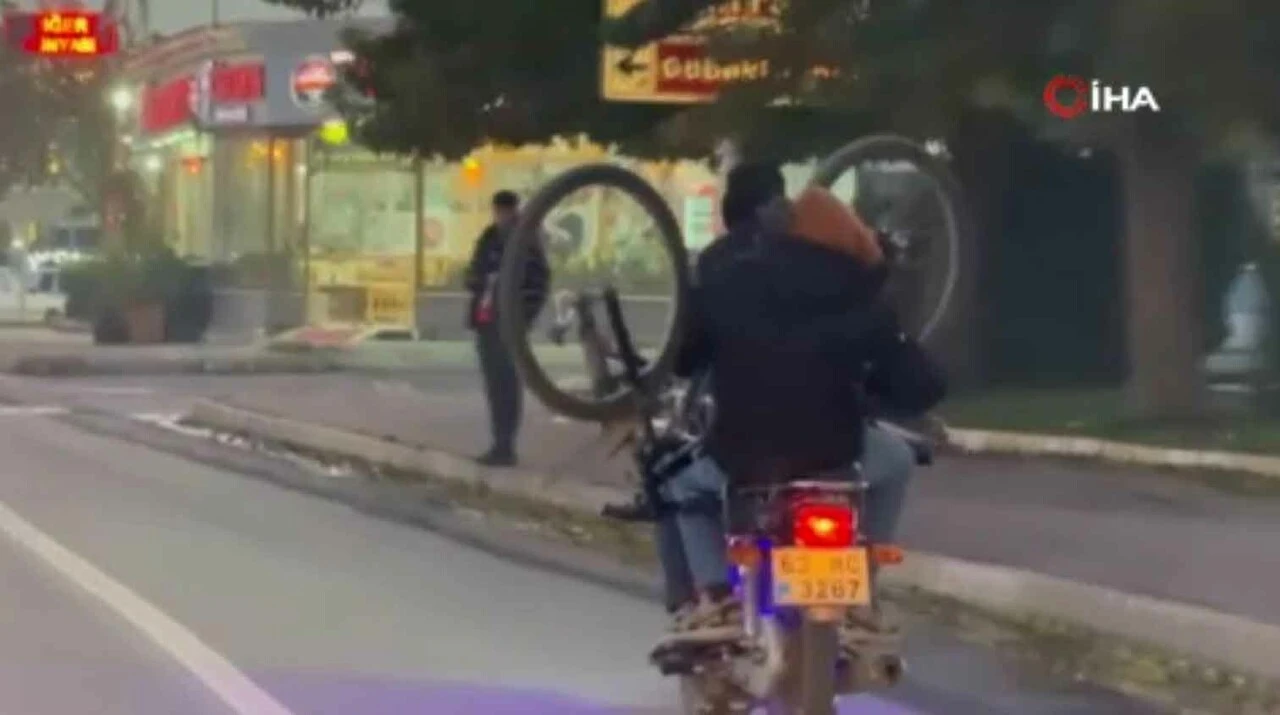 Motosiklete bindi bisikletini de kucağına alıp sürdü!