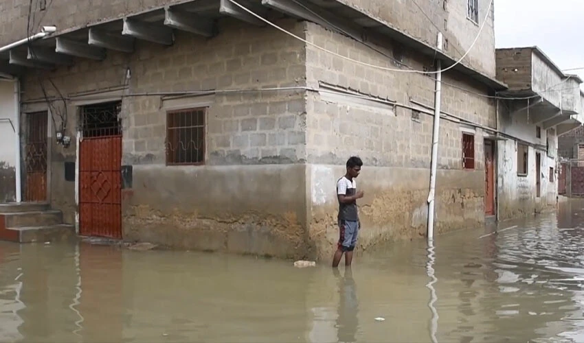 Pakistan'da sel bir genci hayattan kopardı - 1. Resim