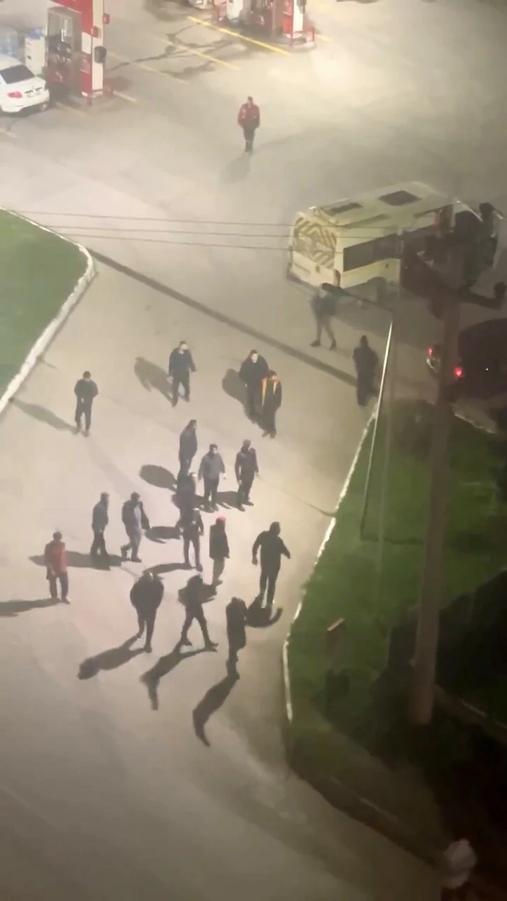 Yol verme kavgasında servisin içindekiler de indi meydan savaşına döndü!