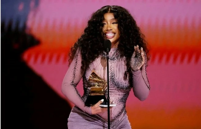 66'ncı Grammy Ödülleri sahiplerine teslim edildi: Taylor Swift damga vurdu