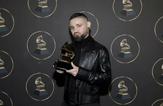 66'ncı Grammy Ödülleri sahiplerine teslim edildi: Taylor Swift damga vurdu