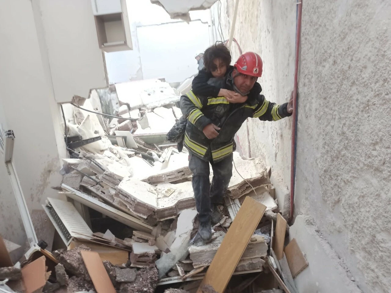 Çocuğu çıkardıktan sonra kaybedince enkaza saklanıp ağladı