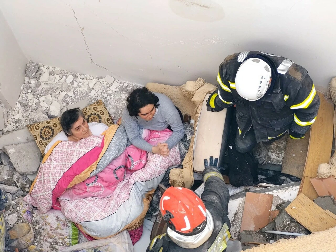 Çocuğu çıkardıktan sonra kaybedince enkaza saklanıp ağladı