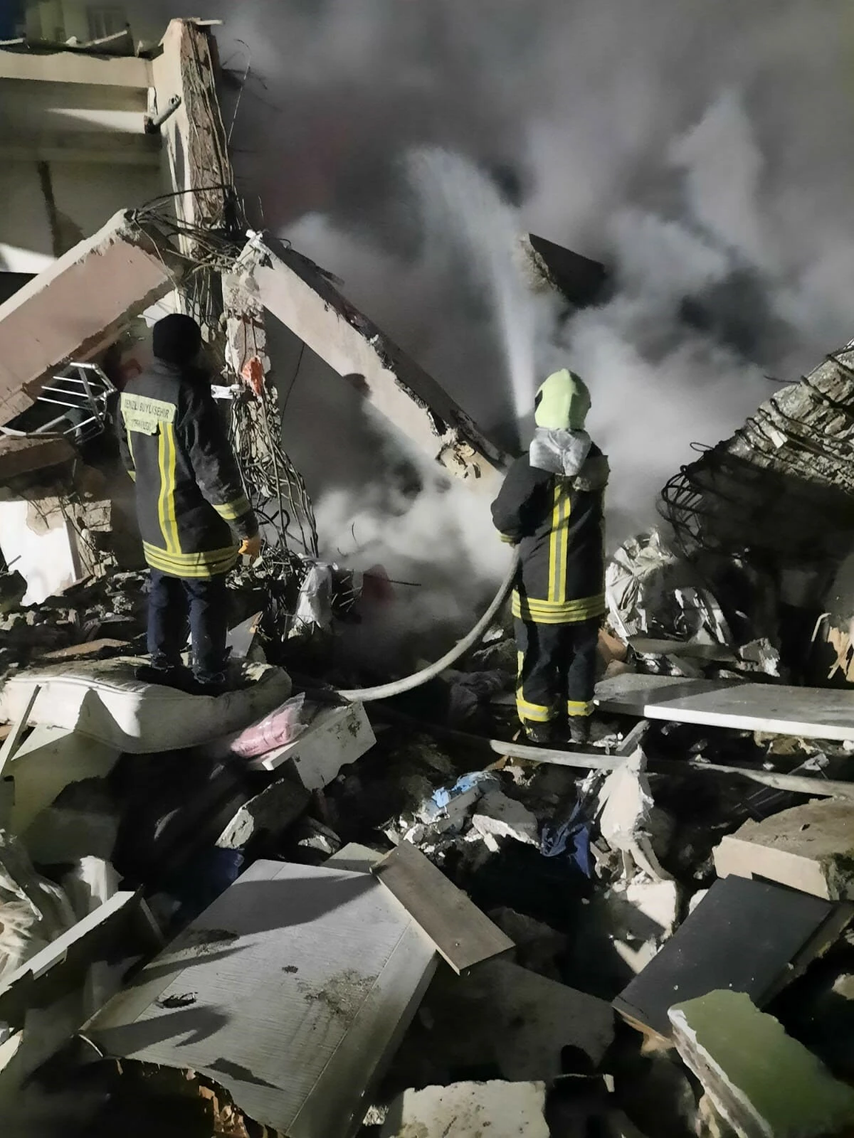 Çocuğu çıkardıktan sonra kaybedince enkaza saklanıp ağladı